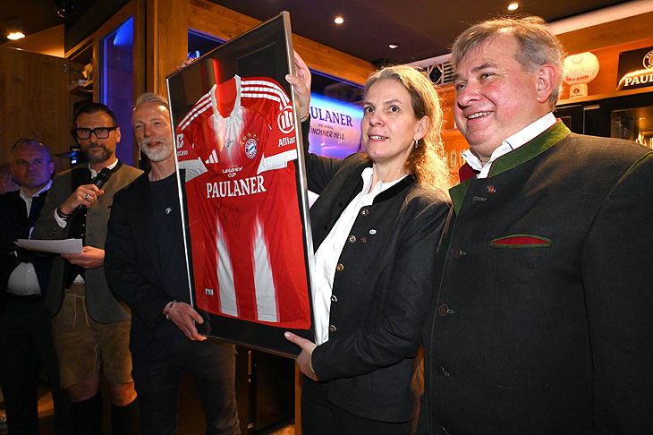 Ein neues signiertes FC Bayern Legenden Trikot gab es von Thomas Linke f&uuml;r die Wirtsleute der Zum Stiftl Paulaner Sportbar (&copy;Foto: Ingrid Grossmann) 